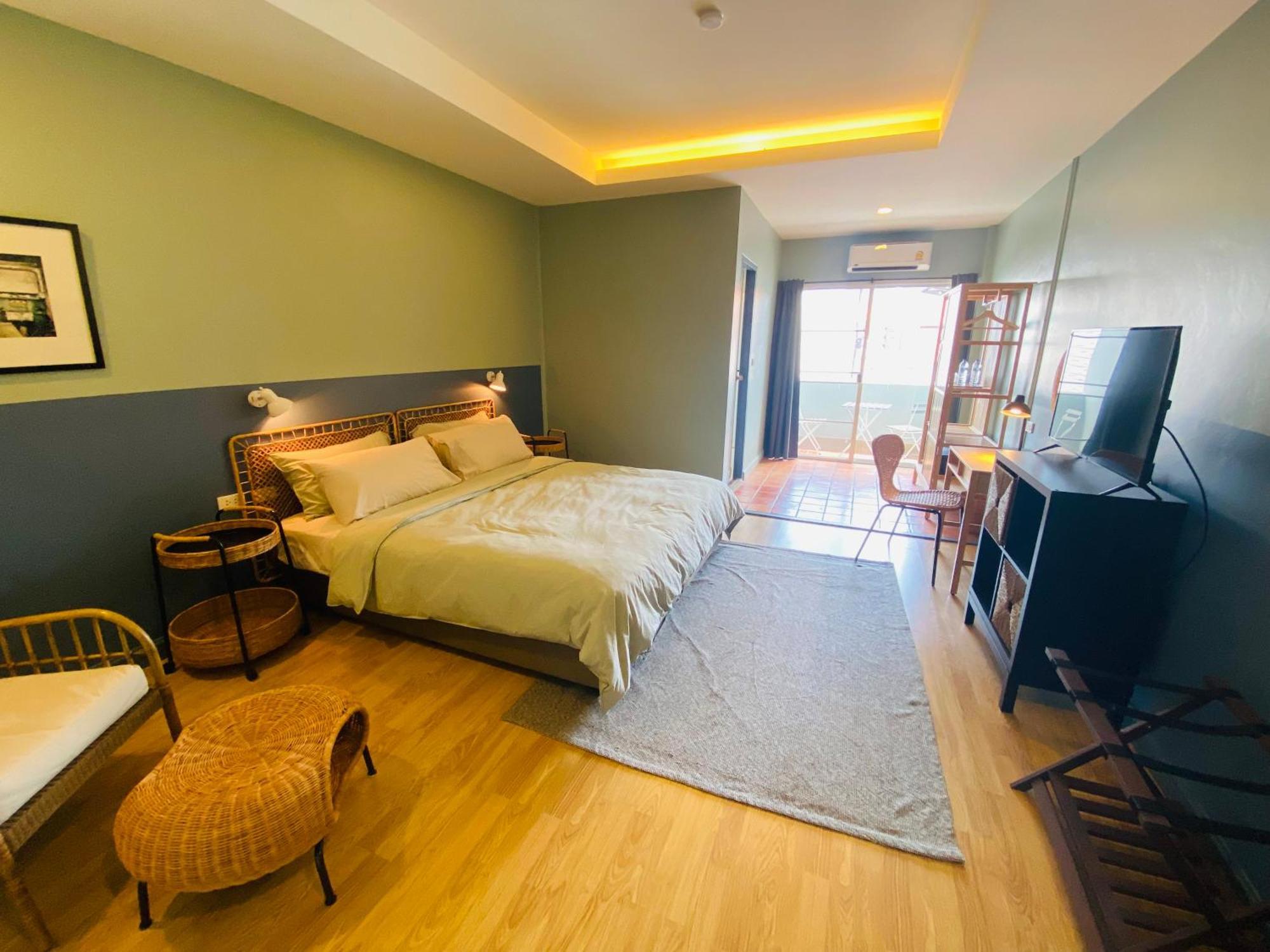 Zimmer mit Kingsize-Bett und Balkon