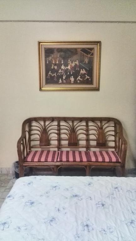 Zimmer mit Kingsize-Bett