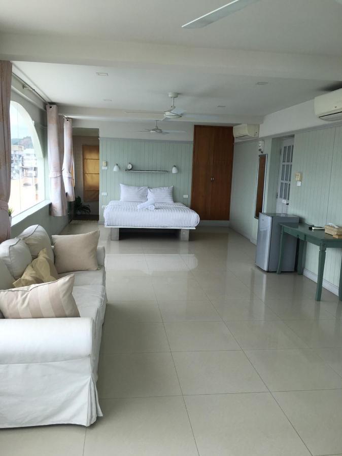 Zimmer mit Kingsize-Bett und Meerblick